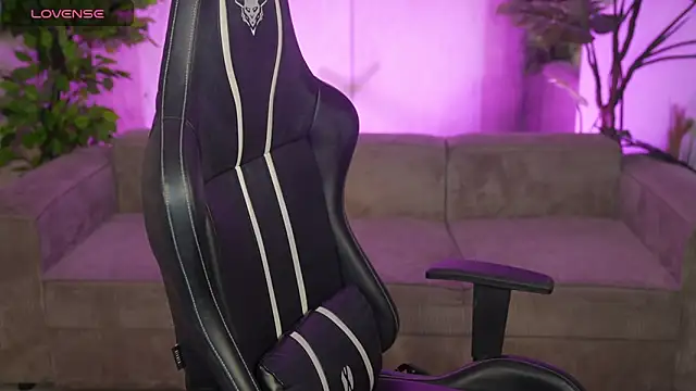 Esmie Smile online show from 04-12-26, 11:10