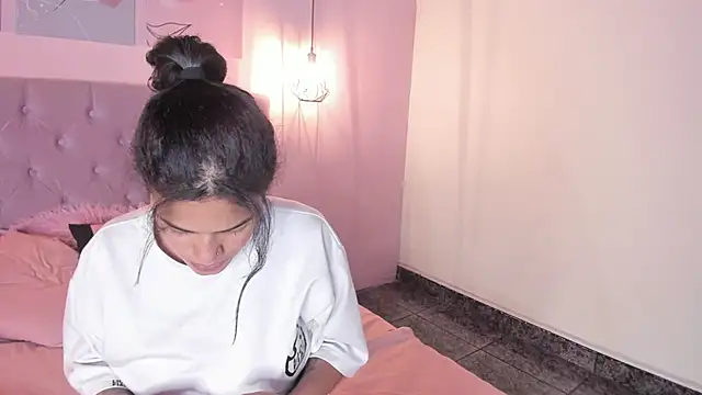 Snapshot of ATENA_JB chatting on 10-18-25, 05:32 ATENA JB online show from 10-18-25, 05:32