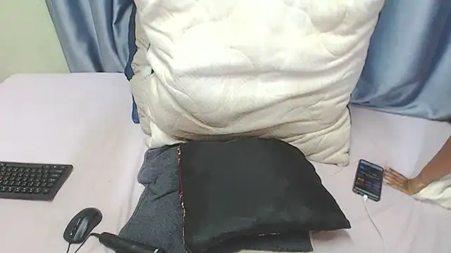 Snapshot of HornyEbony4u chatting on 12-18-25, 02:01 HornyEbony4u online show from 12-18-25, 02:01