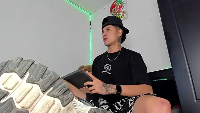 Mateo Escobar online show from 11-18-25, 01:33