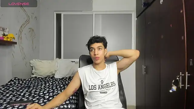 Snapshot of Noxx_starkK chatting on 09-30-25, 04:17 Noxx starkK online show from 09-30-25, 04:17