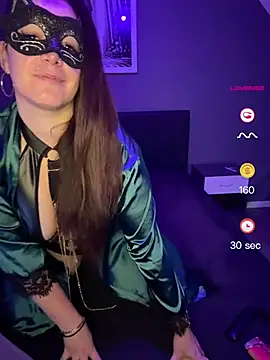 Snapshot of masked_lena chatting on 05-18-26, 04:24 masked lena online show from 05-18-26, 04:24