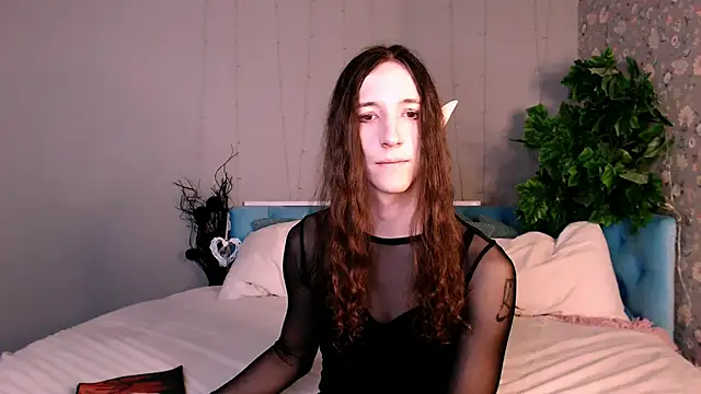 Snapshot of SilverMuse chatting on 12-16-25, 08:14 SilverMuse online show from 12-16-25, 08:14