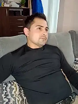 Snapshot of Bradd_32 chatting on 05-16-26, 02:30 Bradd 32 online show from 05-16-26, 02:30