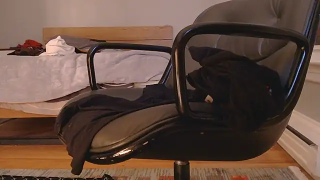 Snapshot of hungbottom603 chatting on 12-21-25, 10:17 hungbottom603 online show from 12-21-25, 10:17