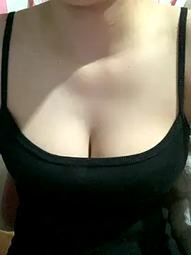 Snapshot of Linhtruong_ chatting on 09-28-25, 12:10 Linhtruong online show from 09-28-25, 12:10