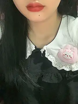 Snapshot of Linhtruong_ chatting on 11-17-25, 12:49 Linhtruong online show from 11-17-25, 12:49