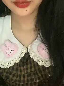 Snapshot of Linhtruong_ chatting on 11-17-25, 12:55 Linhtruong online show from 11-17-25, 12:55