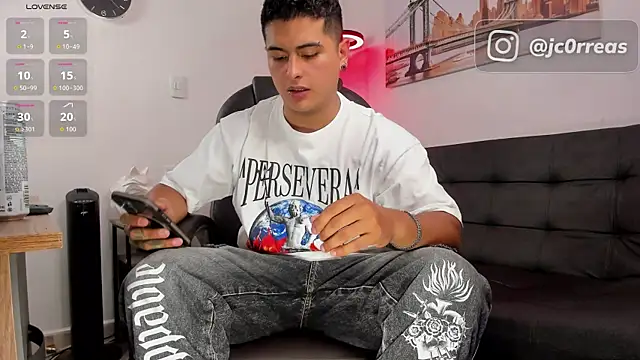 Snapshot of _Juanes chatting on 10-25-25, 10:26 Juanes online show from 10-25-25, 10:26