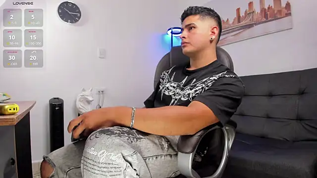 Snapshot of _Juanes chatting on 10-27-25, 10:03 Juanes online show from 10-27-25, 10:03