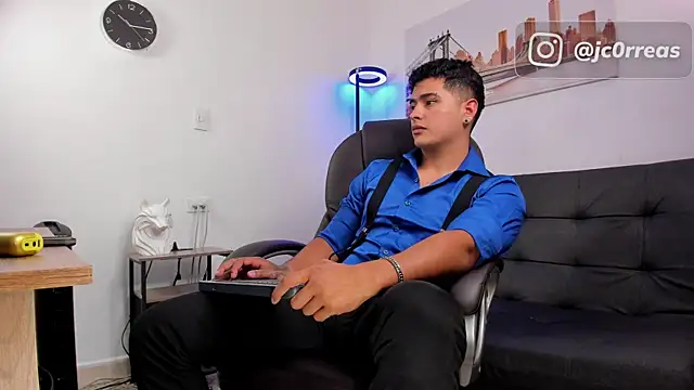 Snapshot of _Juanes chatting on 11-04-25, 08:30 Juanes online show from 11-04-25, 08:30