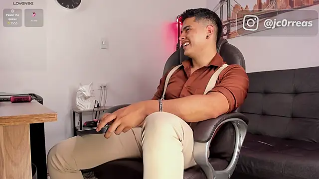 Snapshot of _Juanes chatting on 11-11-25, 10:32 Juanes online show from 11-11-25, 10:32