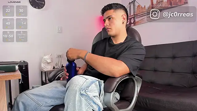 Snapshot of _Juanes chatting on 11-12-25, 08:08 Juanes online show from 11-12-25, 08:08