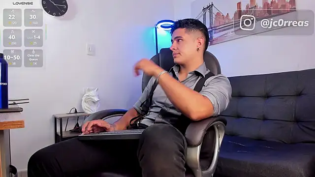 Snapshot of _Juanes chatting on 11-18-25, 09:30 Juanes online show from 11-18-25, 09:30