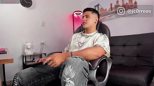 Snapshot of _Juanes chatting on 11-19-25, 08:31 Juanes online show from 11-19-25, 08:31