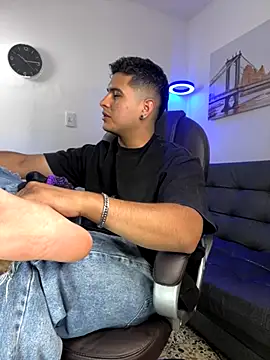 Snapshot of _Juanes chatting on 11-21-25, 11:36 Juanes online show from 11-21-25, 11:36