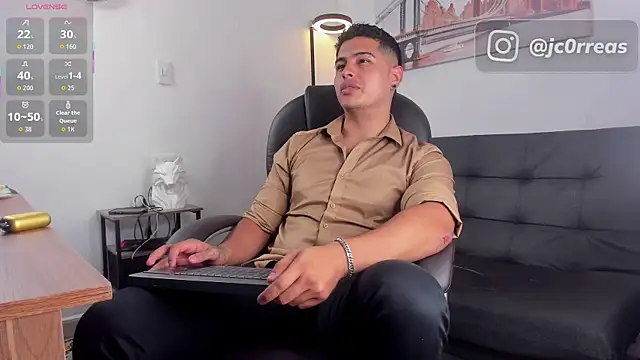 Snapshot of _Juanes chatting on 11-29-25, 11:30 Juanes online show from 11-29-25, 11:30