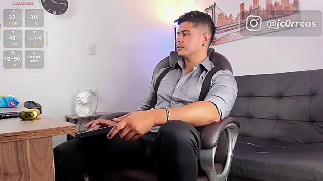 Snapshot of _Juanes chatting on 12-15-25, 10:47 Juanes online show from 12-15-25, 10:47