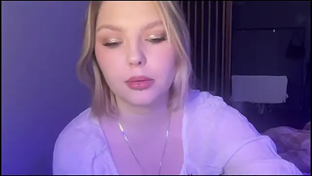 Snapshot of OpheliaRitz chatting on 12-20-25, 10:22 OpheliaRitz online show from 12-20-25, 10:22