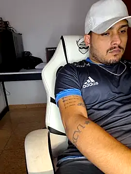 Snapshot of Mineirinhoot chatting on 12-22-25, 03:58 Mineirinhoot online show from 12-22-25, 03:58