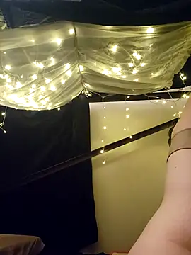 Snapshot of VeiledMuse chatting on 10-16-25, 01:06 VeiledMuse online show from 10-16-25, 01:06