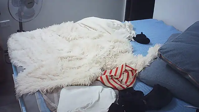 Snapshot of Linh_linh01 chatting on 10-27-25, 12:09 Linh linh01 online show from 10-27-25, 12:09