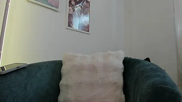 Snapshot of canelleGarces chatting on 10-19-25, 03:45 canelleGarces online show from 10-19-25, 03:45