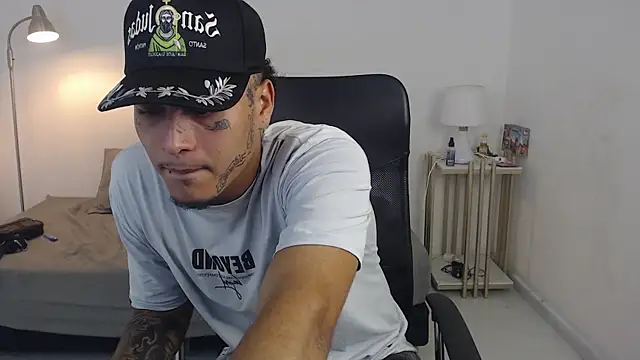 Snapshot of crow_black00 chatting on 09-24-25, 04:05 crow black00 online show from 09-24-25, 04:05