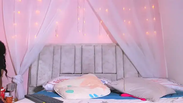 Rachellcooperrr online show from 10-03-25, 10:01