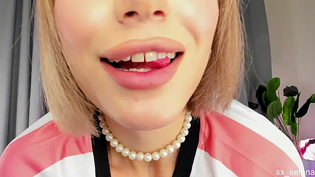 Snapshot of Ice_Strawberry chatting on 06-21-26, 02:14 Ice Strawberry online show from 06-21-26, 02:14