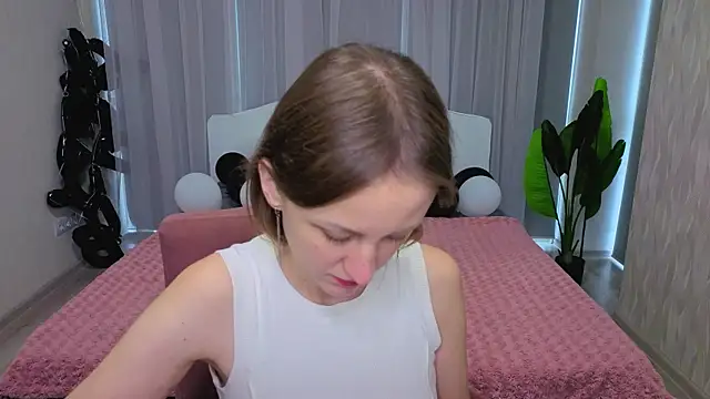 LuluChiiii online show from 11-08-25, 10:48