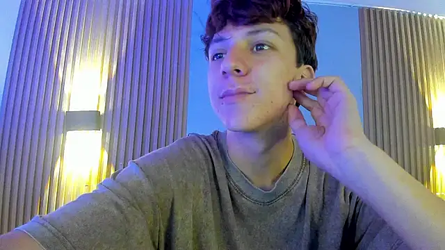 Snapshot of IM_DAREN chatting on 10-04-25, 11:52 IM DAREN online show from 10-04-25, 11:52