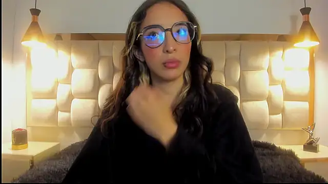 Emilia Bons online show from 11-17-25, 02:01