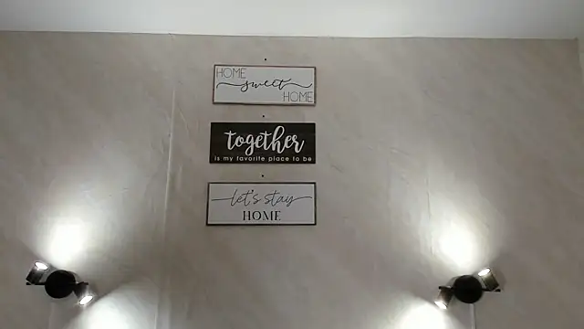 Snapshot of Emilia_Bons chatting on 12-17-25, 01:44 Emilia Bons online show from 12-17-25, 01:44