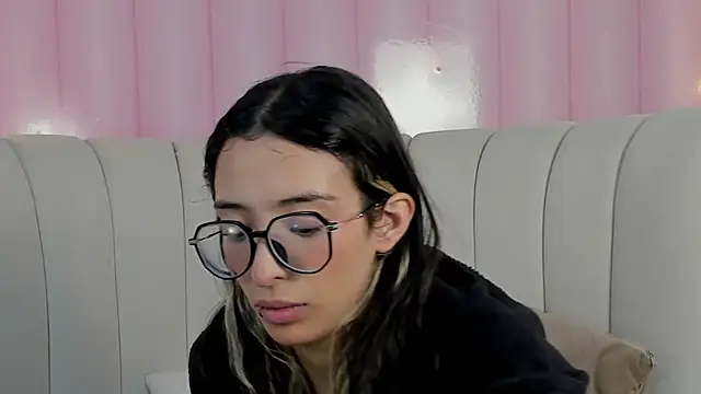 Snapshot of Emilia_Bons chatting on 12-19-25, 01:18 Emilia Bons online show from 12-19-25, 01:18