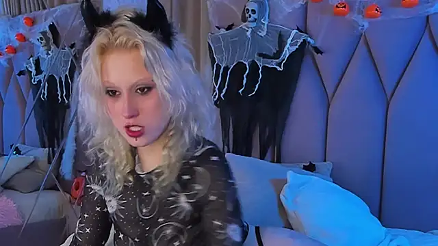 Snapshot of CarolLamb chatting on 10-28-25, 08:00 CarolLamb online show from 10-28-25, 08:00