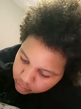 Snapshot of chocolate_bella chatting on 09-24-25, 04:10 chocolate bella online show from 09-24-25, 04:10