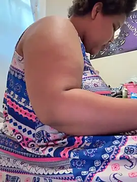 Snapshot of chocolate_bella chatting on 10-15-25, 01:44 chocolate bella online show from 10-15-25, 01:44