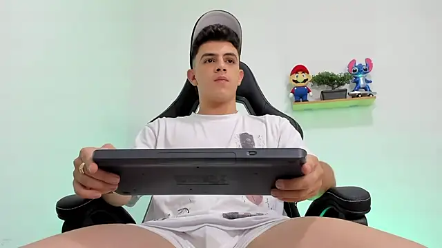 Snapshot of Mikecooper chatting on 02-25-26, 01:37 Mikecooper online show from 02-25-26, 01:37