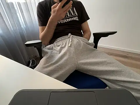 Frankieyyy1 online show from 04-23-26, 06:32