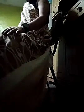 Snapshot of thekinglizard chatting on 11-29-25, 04:37 thekinglizard online show from 11-29-25, 04:37