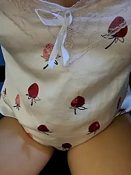 Snapshot of Bee_sweet chatting on 06-20-26, 01:30 Bee sweet online show from 06-20-26, 01:30