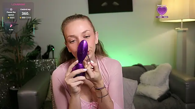 Snapshot of NovaHollisx chatting on 11-14-25, 05:39 NovaHollisx online show from 11-14-25, 05:39