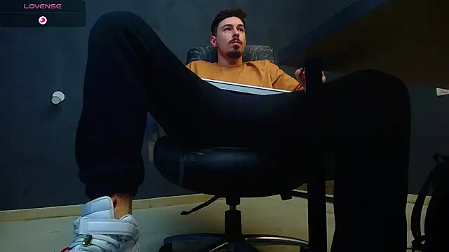 Snapshot of EnzoRace chatting on 10-09-25, 05:27 EnzoRace online show from 10-09-25, 05:27