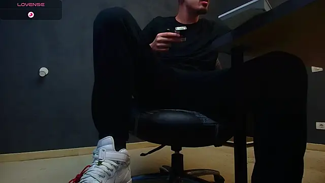 Snapshot of EnzoRace chatting on 10-22-25, 04:46 EnzoRace online show from 10-22-25, 04:46