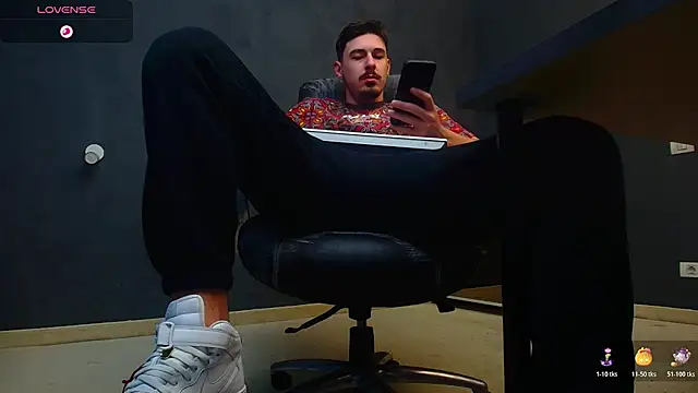 Snapshot of EnzoRace chatting on 10-23-25, 04:56 EnzoRace online show from 10-23-25, 04:56