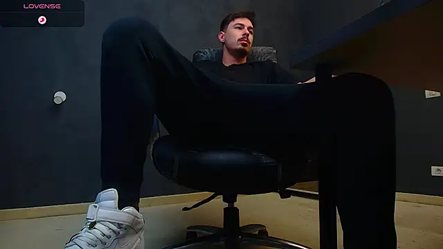 Snapshot of EnzoRace chatting on 10-24-25, 06:21 EnzoRace online show from 10-24-25, 06:21