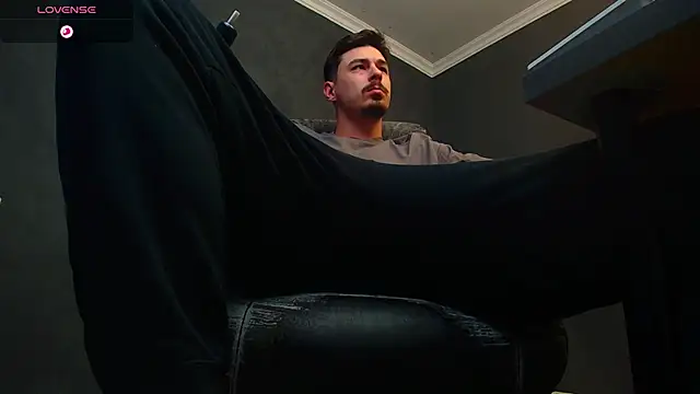 Snapshot of EnzoRace chatting on 10-25-25, 04:53 EnzoRace online show from 10-25-25, 04:53