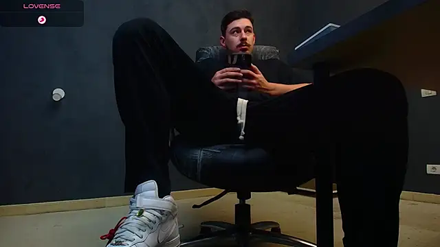 Snapshot of EnzoRace chatting on 10-27-25, 05:55 EnzoRace online show from 10-27-25, 05:55