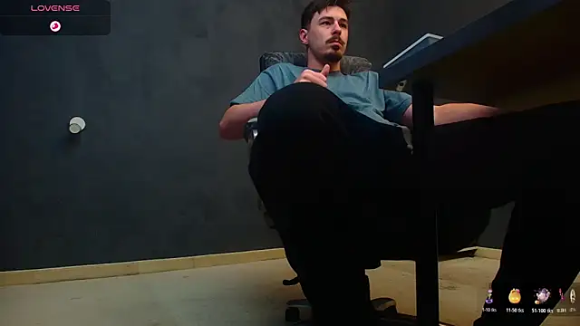 Snapshot of EnzoRace chatting on 10-28-25, 05:44 EnzoRace online show from 10-28-25, 05:44